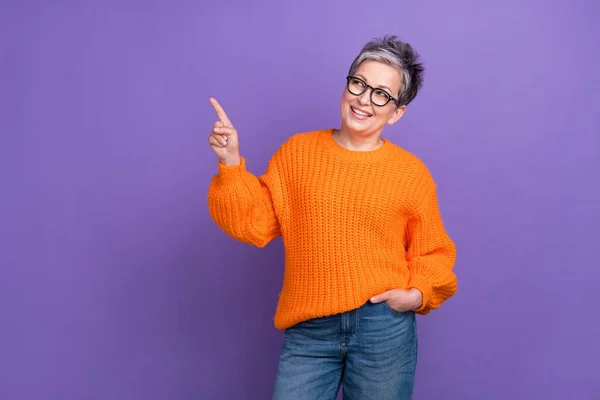 Photo Pensioner Businesswoman Wearing Orange Trendy Jumper Directing Finger Empty — Stock Photo, Image