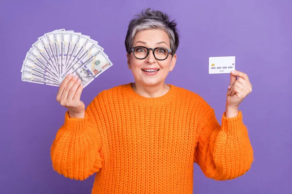 Portret Van Gepensioneerde Vrouw Ondernemer Promo Bank Credit Card Opgewonden — Stockfoto