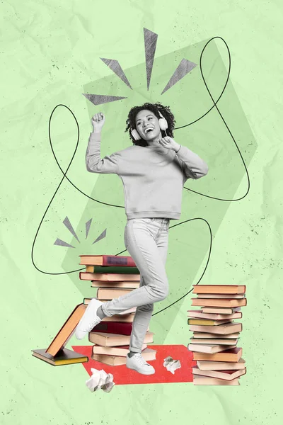 ファンキーな若い学生女性ダンスの創造的なコラージュ画像 リスニングワイヤレスヘッドフォン 緑の背景に隔離された本の趣味を読む — ストック写真