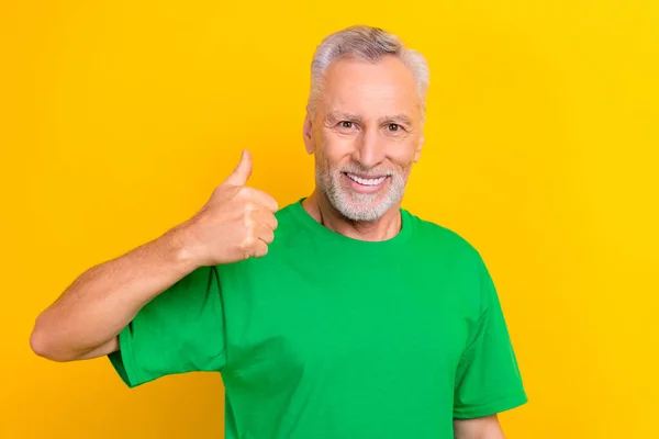 노란색 배경을 보여주는 티셔츠를 자신감있는 남자의 — 스톡 사진