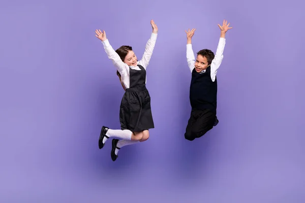 ポジティブなスクールキッズの写真は アカデミッククラスコースを楽しみながら手を挙げてジャンプし 明るい色の背景 — ストック写真