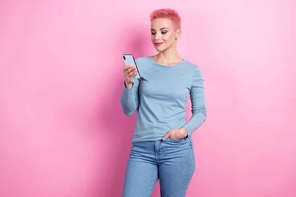 ゴージャスな女性の肖像画は ピンク色の背景に隔離されたInstagramのFacebookのTwitterを読んで青いトレンディな服を着ています — ストック写真