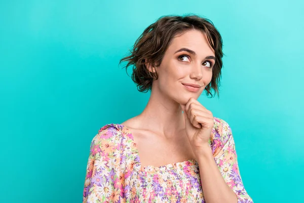 Retrato Inteligente Chica Positiva Vestido Flor Impresión Blusa Cuidadosamente Mirar —  Fotos de Stock