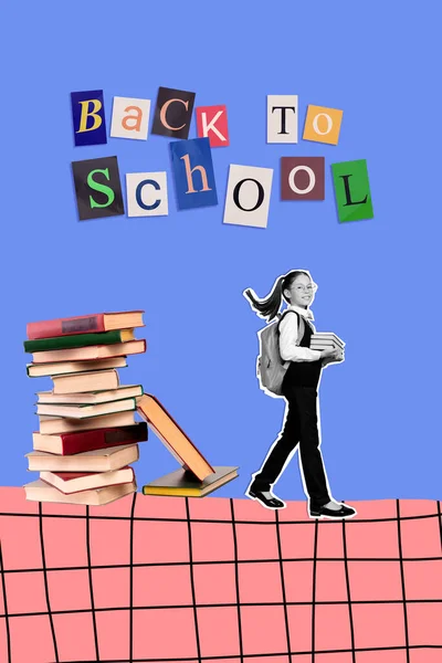 ミニブラックホワイトエフェクトガールの垂直コラージュ画像は クリエイティブな背景に隔離された学校に戻って大きなパイルスタックブックを歩きます — ストック写真