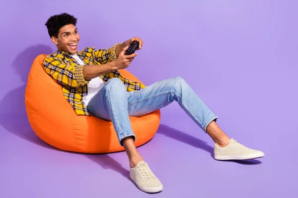 オーバージョイド男性のフルサイズの肖像画は 快適なバッグホールドコントローラは 紫色の背景に隔離されたビデオゲームの空のスペースをめっきします — ストック写真