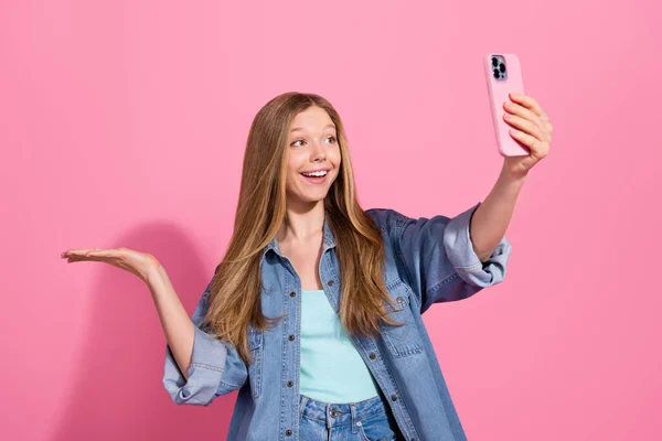魅力的な面白い少女の肖像画 携帯電話の空のスペースは ピンク色の背景で隔離されたモダンなデバイスショップチャットライブストリームを宣伝します — ストック写真