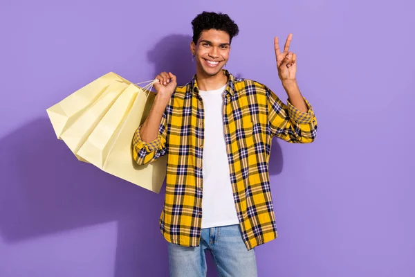 Photo Cute Cheerful Guy Dressed Checkered Yellow Shirt Showing Sign — Stock Photo, Image