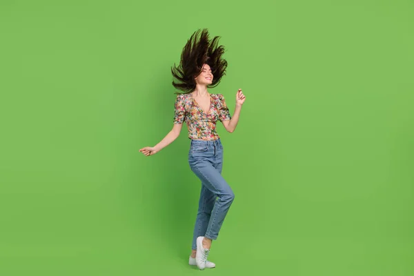 Celotělová Délka Fotografie Mladé Neopatrné Dívky Tanec Létání Vlasy Chill — Stock fotografie