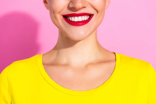 Kırpılmış Neşe Saçan Beyaz Dişli Gülümseyen Pembe Arkaplanda Izole Edilmiş — Stok fotoğraf