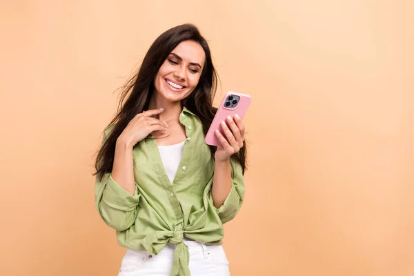 Ritratto Adorabile Ragazza Allegra Sorriso Dentato Utilizzare Gadget Iphone Mela — Foto Stock
