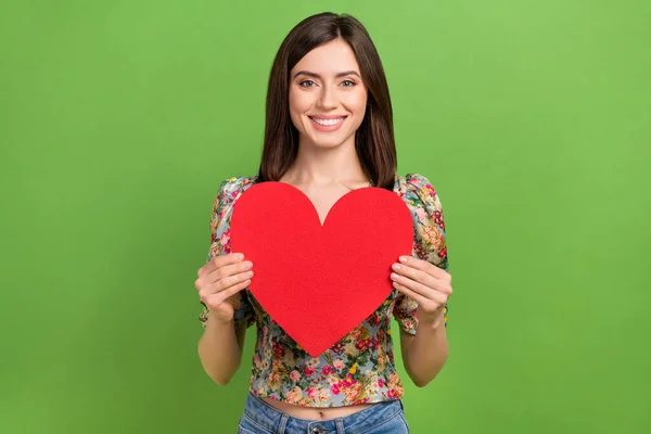 Çekici Genç Kız Arkadaşın Kalp Sembol Hediyesi Sevgililer Günü Kartı — Stok fotoğraf
