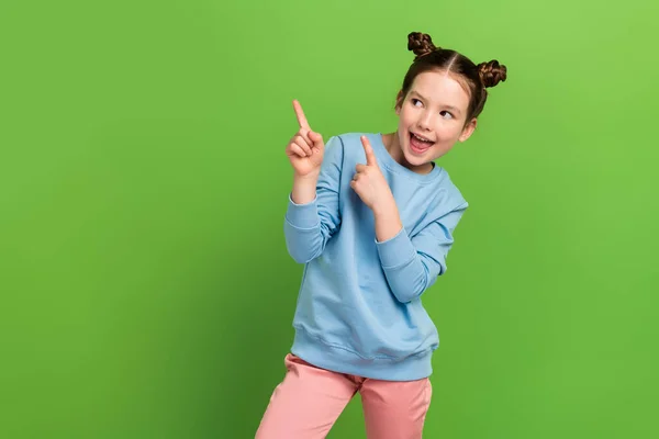 Retrato Menina Pequena Apresentando Espaço Vazio Novidade Dedos Diretos Mockup — Fotografia de Stock