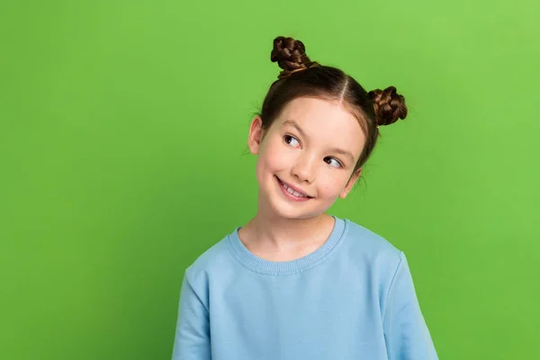 Πορτρέτο Του Αστείο Μικρό Κορίτσι Έχουν Δύο Μαλλιά Buns Αναζητούν — Φωτογραφία Αρχείου