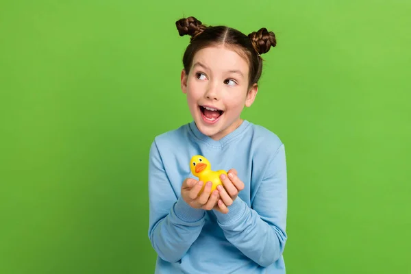 Mavi Tişörtlü Etkileyici Küçük Kız Öğrencinin Elinde Ördek Oyuncağı Yeşil — Stok fotoğraf