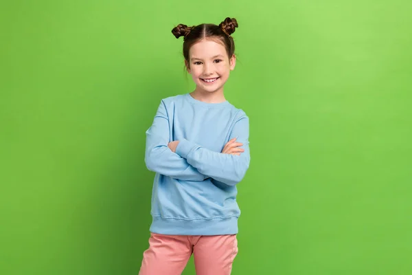 Foto Porträt Von Charmanten Kleinen Mädchen Trägt Blauen Pullover Hose — Stockfoto