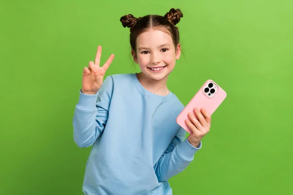 Porträt Der Guten Laune Kleines Mädchen Mit Braunen Haaren Tragen — Stockfoto