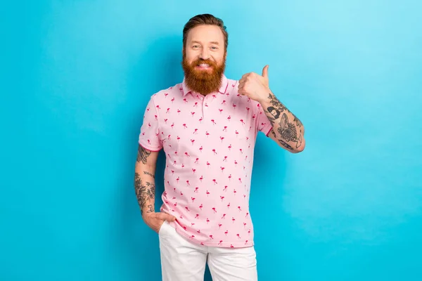 Foto Hombre Positivo Guapo Desgaste Rosa Impresión Ropa Moda Mano —  Fotos de Stock