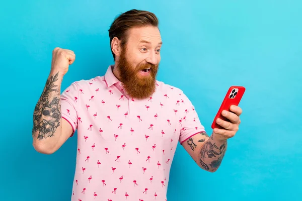 Şaşkın Sakallı Mutlu Bir Adamın Fotoğrafı Pembe Tişört Giy Akıllı — Stok fotoğraf