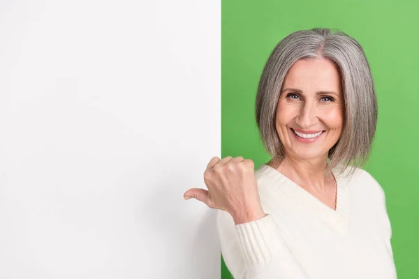 プロモータープラカード灰色の髪面白い年金女性の写真 指の空のスペースプラカード 緑色の背景で隔離された有用なヒント — ストック写真