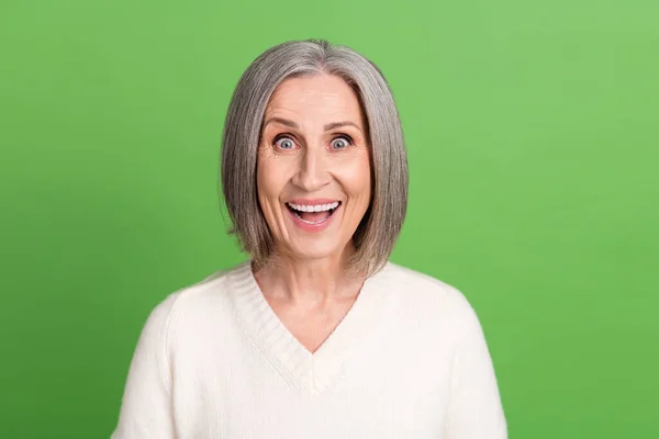 面白い反応の肖像画 感情のおばあちゃんの開いた口は緑色の背景で隔離された流行のシャツの大きい販売の提供を印象づけました — ストック写真