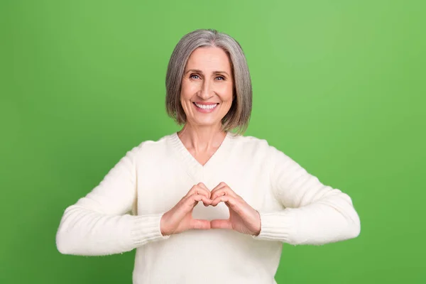 Fotografie Staré Ženy Středního Věku Ukazující Lásku Srdce Symbol Nosit — Stock fotografie