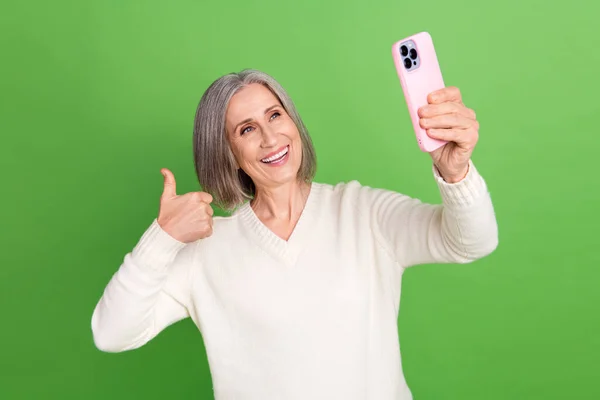 Komik Büyükannenin Foto Selfie Kadrosu Yeşil Arka Planda Izole Edilmiş — Stok fotoğraf