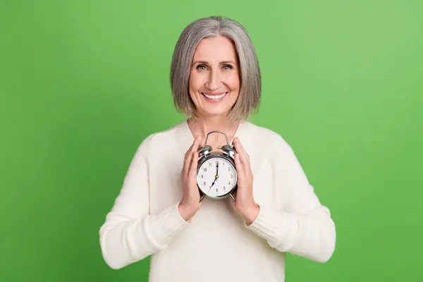 Çekici Neşeli Orta Yaşlı Bayanın Fotoğrafı Alarm Saatini Göster Günaydın — Stok fotoğraf
