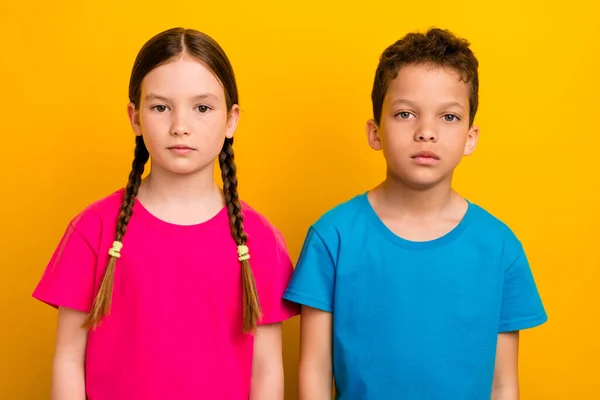 Portret Dwojga Spokojnych Uroczych Dzieci Niebieskim Różowym Shircie Jasnożółtym Tle — Zdjęcie stockowe