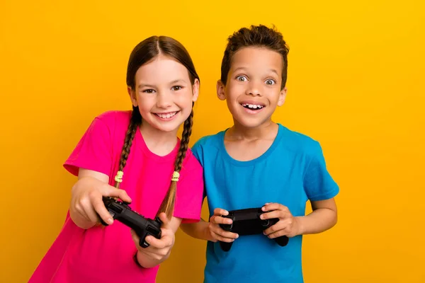 Foto Niños Preadolescentes Emocionados Adorables Usan Camisetas Disfrutando Playstation Juego —  Fotos de Stock
