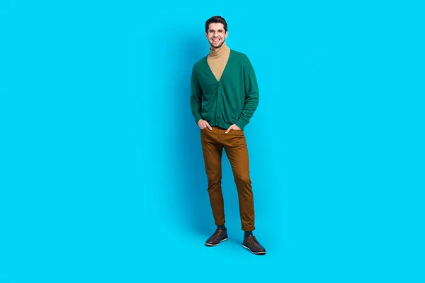 青い色の背景に隔離されたモデル候補ビジネスオーナーをポーズグリーンカーディガンブラウンパンツを着用する若者のフルボディ写真 — ストック写真