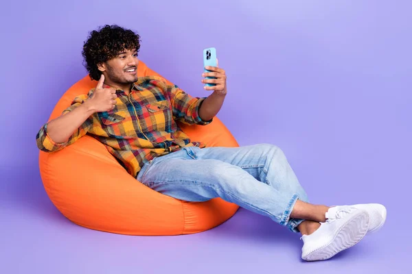 Pełny Rozmiar Zdjęcie Pozytywne Człowiek Siedzieć Pomarańczowy Komfort Worek Trzymać — Zdjęcie stockowe