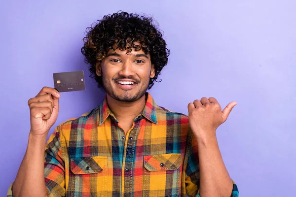 照片上的阿拉伯年轻人直接用手指空白处购买昂贵的东西网上只用银行卡隔离紫色背景 — 图库照片