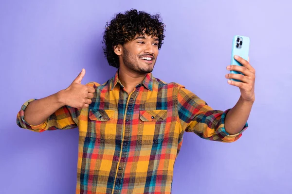 Retrato Chico Guapo Mantenga Teléfono Inteligente Hacer Selfie Demostrar Pulgar — Foto de Stock