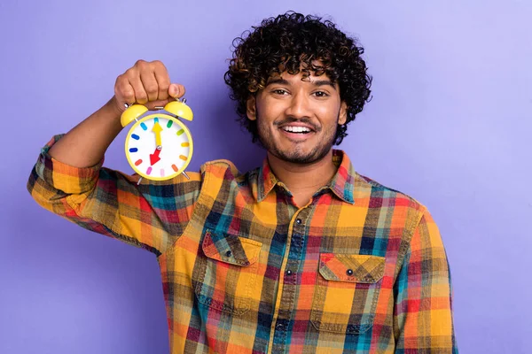 Foto Jovem Feliz Sorrindo Mostrando Seu Despertador Relógio Relógio Amarelo — Fotografia de Stock