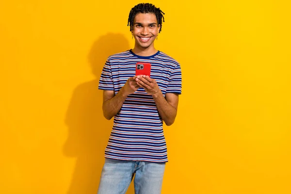 快乐快乐男人的照片流行博主穿着时髦的衣服用黄色背景的现代Iphone相声隔离 — 图库照片