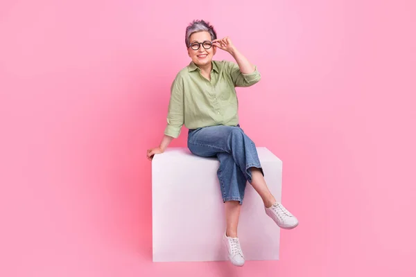 Retrato Tamanho Completo Boa Pessoa Positiva Sentar Cubo Pódio Mão — Fotografia de Stock