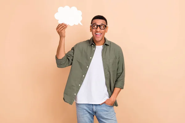 Portret Van Optimistisch Vriendelijke Man Dragen Stijlvolle Shirt Brillen Blik — Stockfoto