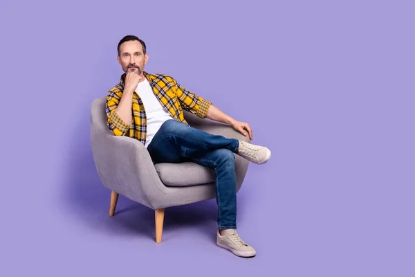 成功男人的照片办公室经理坐在舒适的扶手椅上听面试官用紫色背景隔开空旷的空间 — 图库照片