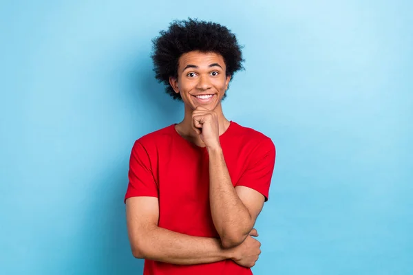 Retrato Persona Inteligente Optimista Con Peinado Chevelure Llevar Camiseta Roja — Foto de Stock