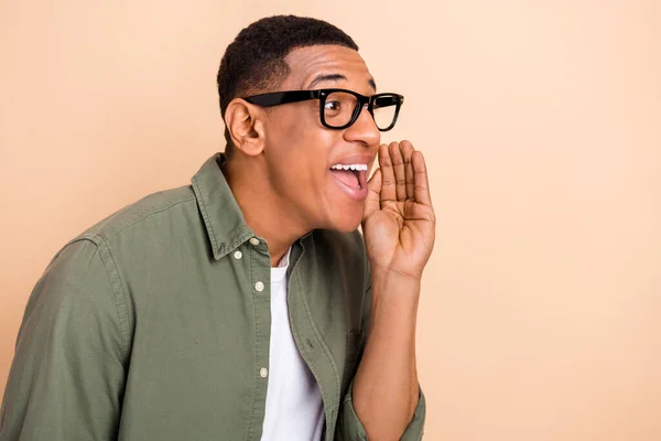 Foto Positiver Aufgeregter Mann Trägt Khakifarbenes Hemd Brille Arm Mund — Stockfoto