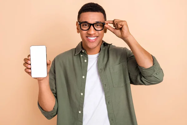 Foto Pria Pintar Yang Puas Menyentuh Kacamata Menyajikan Layar Smartphone — Stok Foto