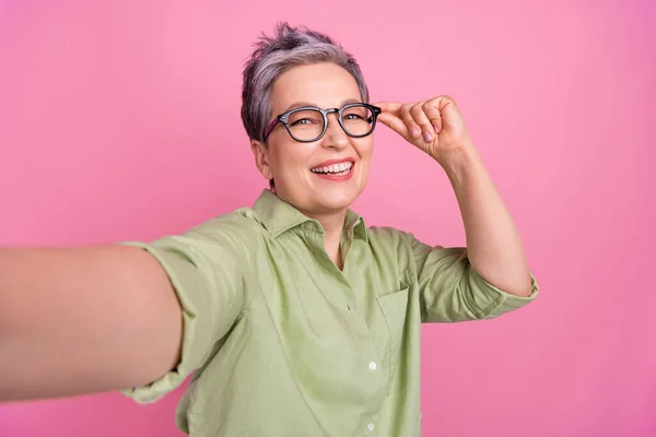 Porträtt Positiv Vänlig Person Toothy Leende Arm Touch Glasögon Gör — Stockfoto