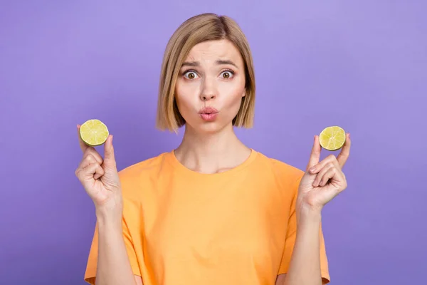 Porträtt Flicka Bära Orange Skjorta Hålla Två Citrus Lime Hälla — Stockfoto