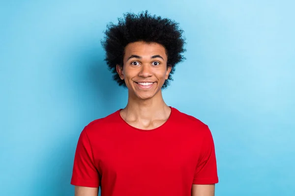 Retrato Chico Joven Multinacional Divertido Toothy Radiante Sonriente Usar Camiseta — Foto de Stock