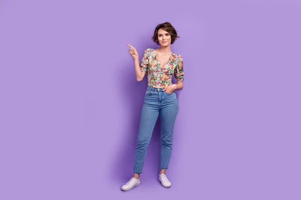 かなり若い少女の指のポイントの完全なボディ写真 空のスペースは紫外線色の背景で隔離された流行の花の印刷物の衣装を着ます — ストック写真