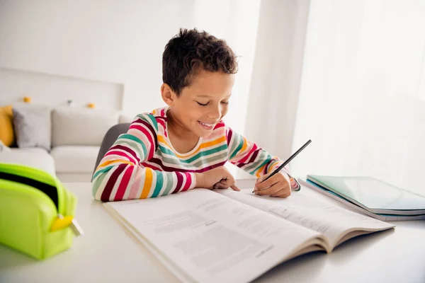 Foto Kader Von Kleinen Jungen Vorschulalter Schreiben Hausaufgaben Mit Copybook — Stockfoto