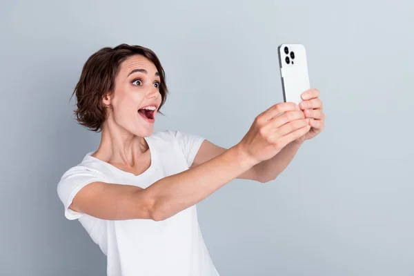 Profil Porträtt Förvånad Positiv Flicka Öppen Mun Hålla Smart Telefon — Stockfoto