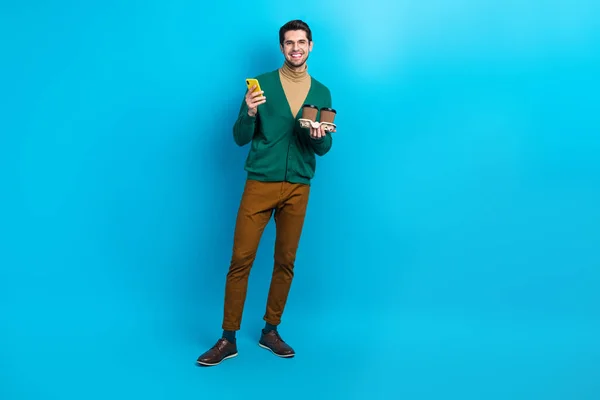 フレンドリーな候補ブロガー広告注文のフルサイズのボディ写真 カフェイン新鮮なラテエコフレンドリーなカップブルーの背景に分離 — ストック写真