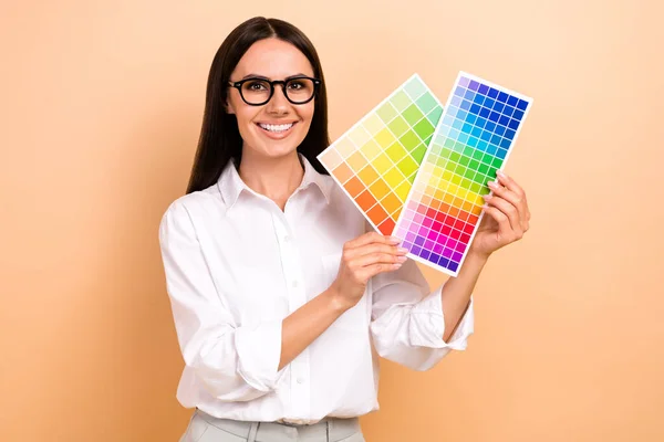 Foto Sonriente Diseñador Interiores Profesional Tarjeta Retención Catálogo Espectro Paleta —  Fotos de Stock