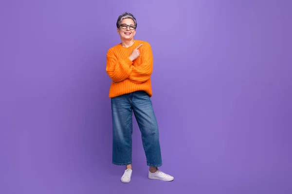 Full Längd Kropp Foto Pensionerad Kvinna Bära Orange Tröja Jeans — Stockfoto